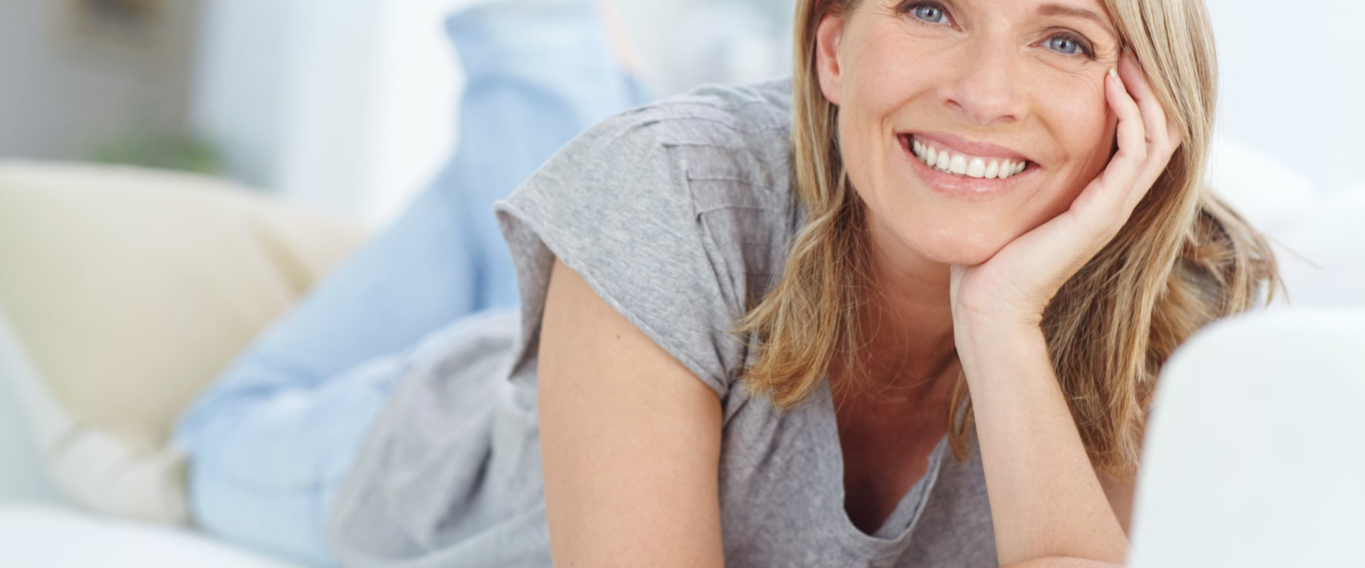 Glückliche Patientin nach einer Gesichtsstraffung