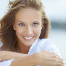 Zufriedene Patientin nach einer Faltenunterspritzung