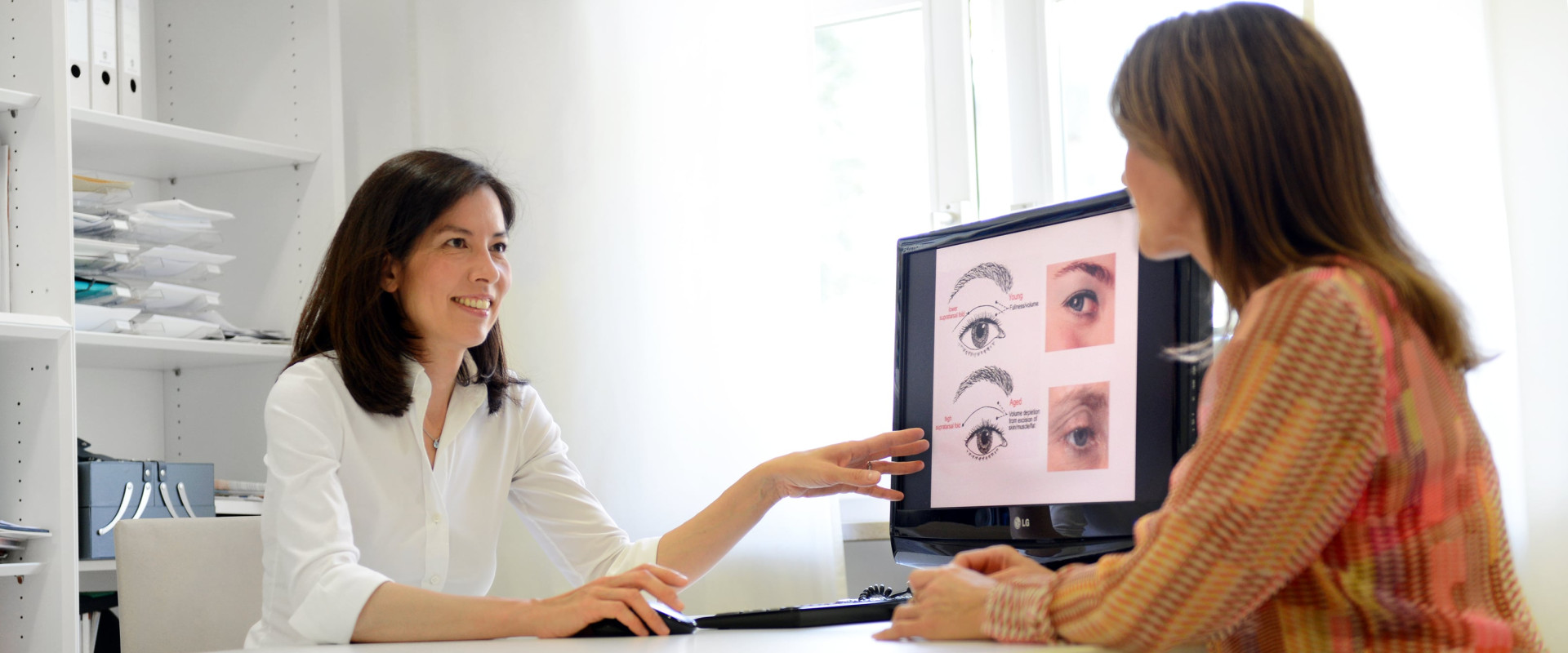 Dr. Kim im Beratungsgespräch mit einer Patientin