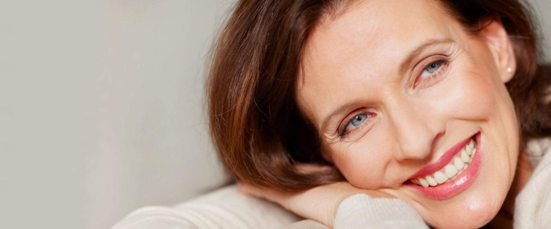 Glückliche Patientin nach einem Facelift