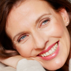 Glückliche Patientin nach einem Facelift